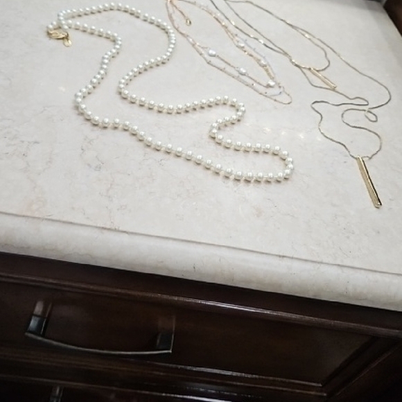 Elegant Pearl and Gold Necklace Set - Picture 5 of 5